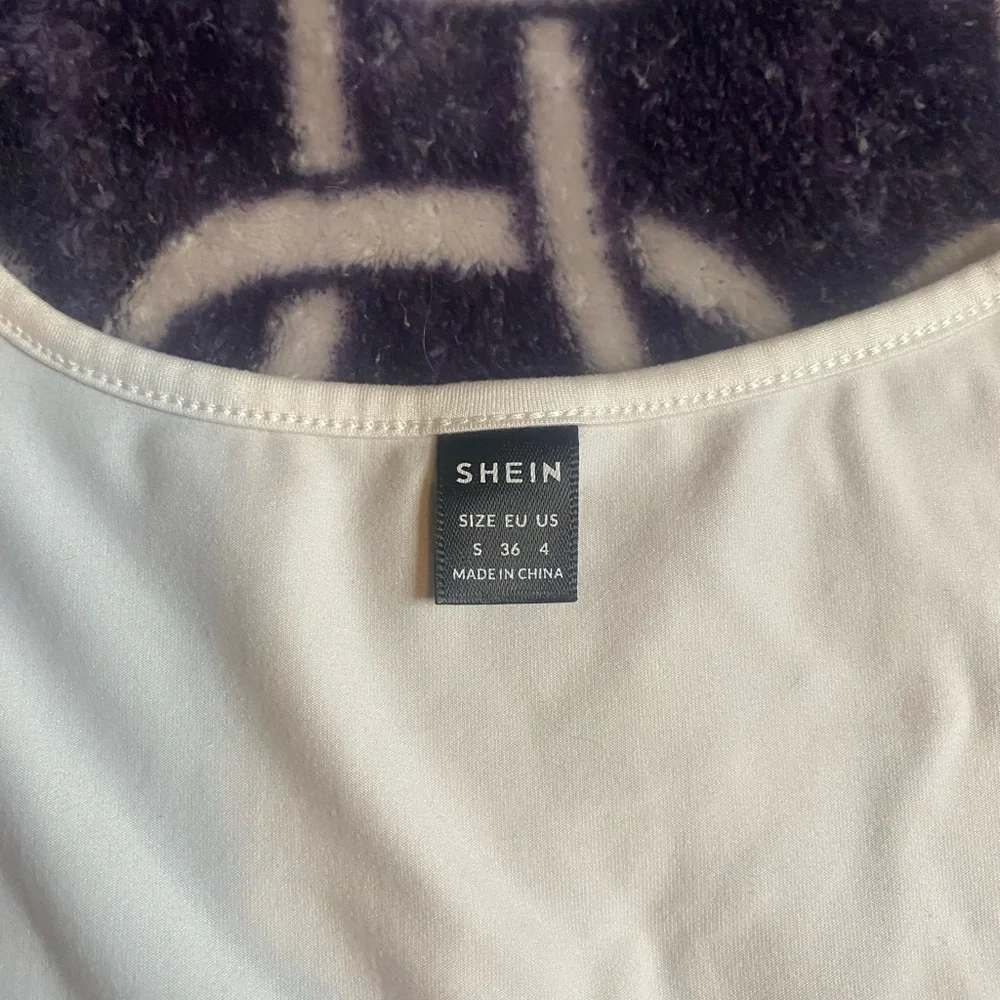 SHEIN White Crop Top with Black Lip Graphic - Picture 3 of 6